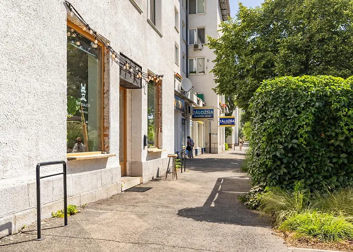 Urban Nivy Retreat *