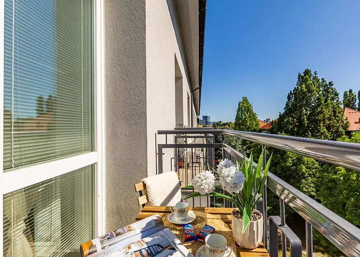 Urban Nivy Retreat *